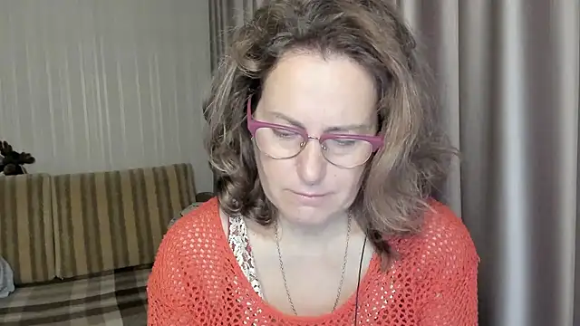 lauraoven online show from December 4, 2024, 7:28 am