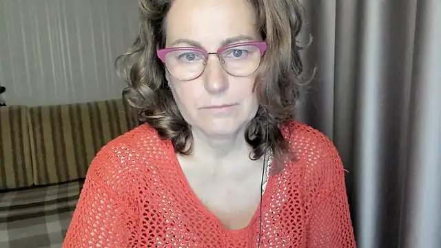 lauraoven online show from December 5, 2024, 6:43 am