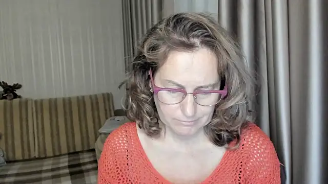 lauraoven online show from December 9, 2024, 3:33 pm