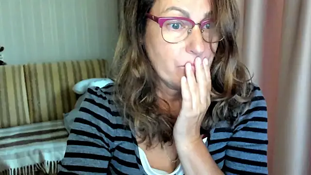 Snapshot of lauraoven chatting on October 2, 2025, 9:16 am lauraoven online show from October 2, 2025, 9:16 am