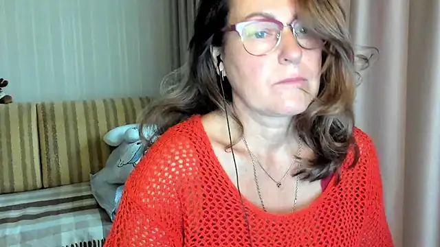 Snapshot of lauraoven chatting on October 3, 2025, 6:54 am lauraoven online show from October 3, 2025, 6:54 am