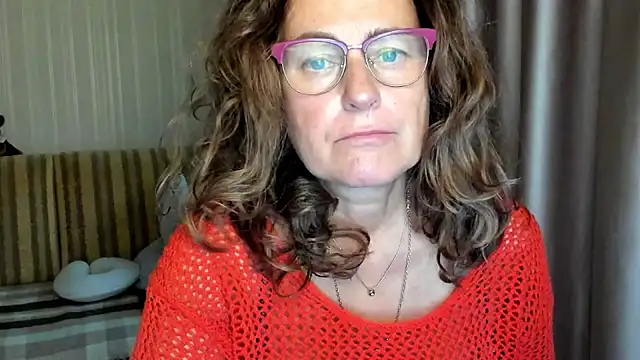 Snapshot of lauraoven chatting on October 6, 2025, 1:41 pm lauraoven online show from October 6, 2025, 1:41 pm