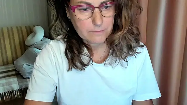 Snapshot of lauraoven chatting on October 10, 2025, 7:40 am lauraoven online show from October 10, 2025, 7:40 am