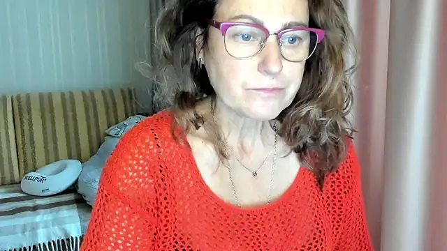 Snapshot of lauraoven chatting on October 13, 2025, 9:20 am lauraoven online show from October 13, 2025, 9:20 am