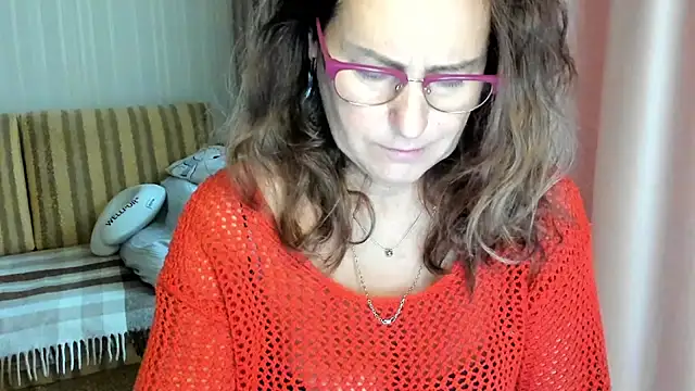 Snapshot of lauraoven chatting on October 14, 2025, 8:15 am lauraoven online show from October 14, 2025, 8:15 am