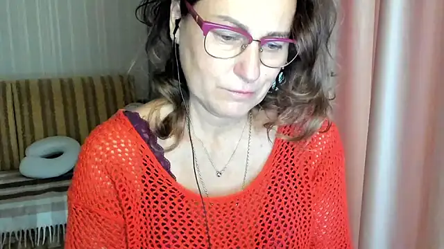 Snapshot of lauraoven chatting on October 15, 2025, 6:57 am lauraoven online show from October 15, 2025, 6:57 am