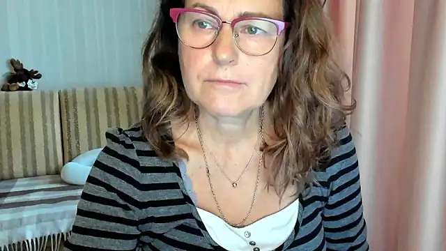 Snapshot of lauraoven chatting on October 18, 2025, 8:15 am lauraoven online show from October 18, 2025, 8:15 am