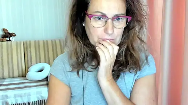 Snapshot of lauraoven chatting on October 19, 2025, 12:50 pm lauraoven online show from October 19, 2025, 12:50 pm