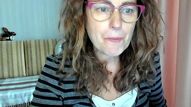 Snapshot of lauraoven chatting on October 21, 2025, 10:27 am lauraoven online show from October 21, 2025, 10:27 am