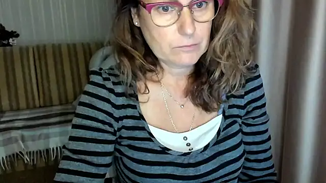 Snapshot of lauraoven chatting on October 22, 2025, 1:44 pm lauraoven online show from October 22, 2025, 1:44 pm