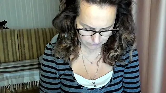 Snapshot of lauraoven chatting on October 24, 2025, 7:27 am lauraoven online show from October 24, 2025, 7:27 am