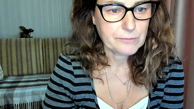 Snapshot of lauraoven chatting on October 25, 2025, 9:06 am lauraoven online show from October 25, 2025, 9:06 am