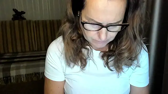 Snapshot of lauraoven chatting on October 28, 2025, 2:09 pm lauraoven online show from October 28, 2025, 2:09 pm