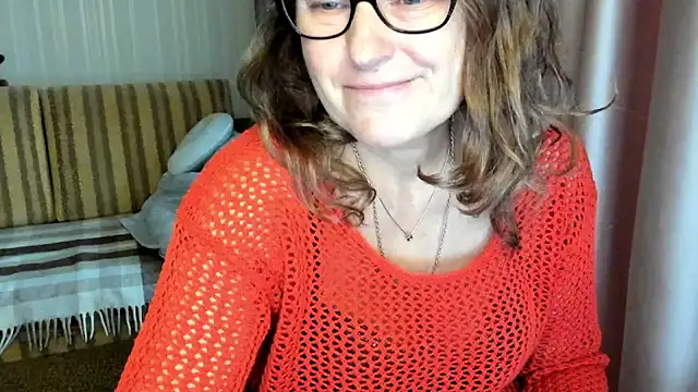 Snapshot of lauraoven chatting on October 31, 2025, 7:53 am lauraoven online show from October 31, 2025, 7:53 am