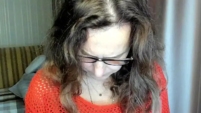 Snapshot of lauraoven chatting on November 3, 2025, 7:31 am lauraoven online show from November 3, 2025, 7:31 am