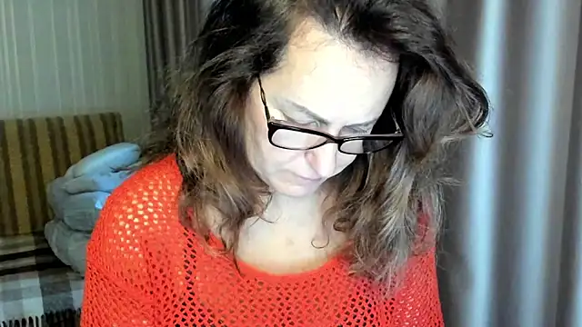 Snapshot of lauraoven chatting on November 5, 2025, 7:52 am lauraoven online show from November 5, 2025, 7:52 am