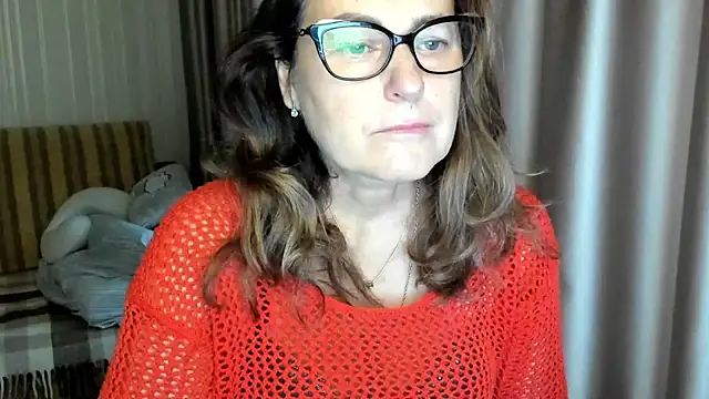 Snapshot of lauraoven chatting on November 6, 2025, 7:31 am lauraoven online show from November 6, 2025, 7:31 am