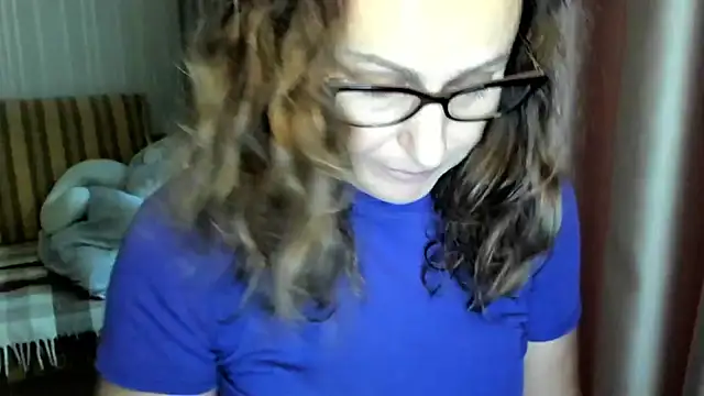 Snapshot of lauraoven chatting on November 7, 2025, 10:59 am lauraoven online show from November 7, 2025, 10:59 am