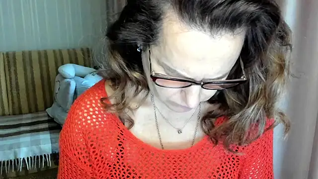 Snapshot of lauraoven chatting on November 8, 2025, 10:15 am lauraoven online show from November 8, 2025, 10:15 am