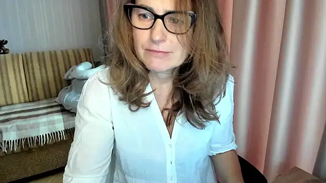 Snapshot of lauraoven chatting on November 14, 2025, 8:13 am lauraoven online show from November 14, 2025, 8:13 am