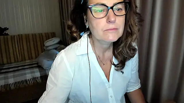 lauraoven online show from November 21, 2025, 7:18 am