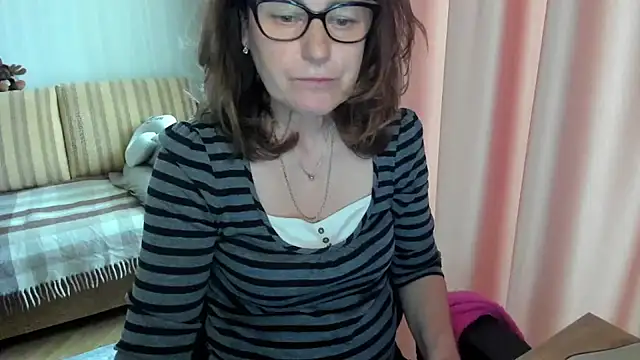 lauraoven online show from May 3, 2026, 9:59 am