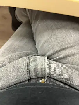 Snapshot of _Inchiodo_ chatting on December 5, 2024, 6:00 pm Inchiodo online show from December 5, 2024, 6:00 pm