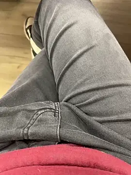 Snapshot of _Inchiodo_ chatting on December 13, 2024, 5:43 pm Inchiodo online show from December 13, 2024, 5:43 pm