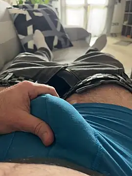 Snapshot of _Inchiodo_ chatting on February 3, 2025, 1:40 pm Inchiodo online show from February 3, 2025, 1:40 pm