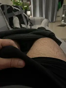 Snapshot of _Inchiodo_ chatting on February 6, 2025, 5:40 pm Inchiodo online show from February 6, 2025, 5:40 pm