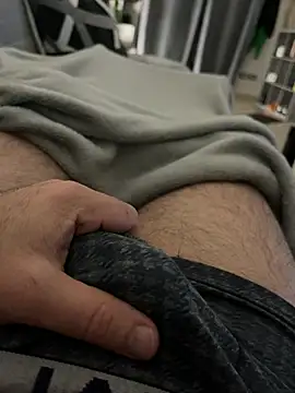 Snapshot of _Inchiodo_ chatting on February 19, 2025, 6:00 pm Inchiodo online show from February 19, 2025, 6:00 pm