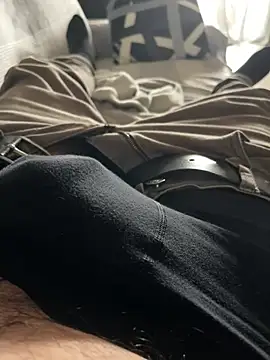 Snapshot of _Inchiodo_ chatting on March 7, 2025, 1:29 pm Inchiodo online show from March 7, 2025, 1:29 pm