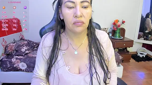 esmeralda milf online show from December 1, 2025, 2:44 pm