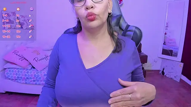 esmeralda milf online show from April 14, 2026, 8:48 pm