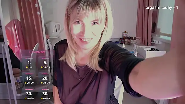 Snapshot of JuliaVilnet chatting on February 3, 2025, 8:24 am JuliaVilnet online show from February 3, 2025, 8:24 am