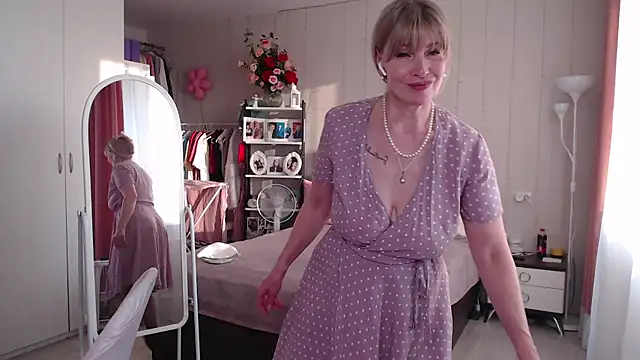 JuliaVilnet online show from May 6, 2026, 4:12 pm