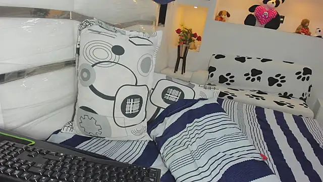 yina-rosse online show from May 12, 2026, 9:56 pm
