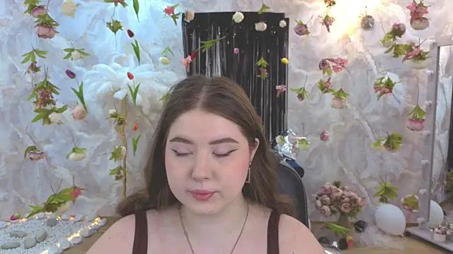 NicoleFoxery online show from August 5, 2026, 3:20 am