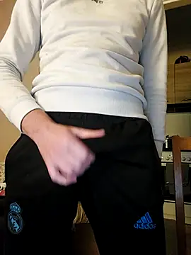 MlodyDres online show from October 24, 2025, 6:37 pm