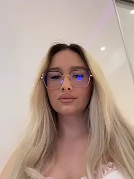 mollyxxx online show from May 3, 2026, 2:39 am