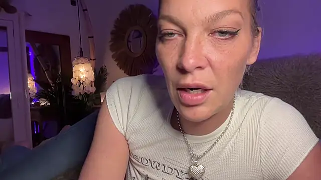 Snapshot of cyberchickie_maria chatting on February 28, 2025, 9:33 pm cyberchickie maria online show from February 28, 2025, 9:33 pm