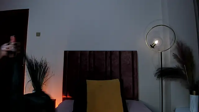 JupiteFox online show from May 7, 2026, 11:54 pm