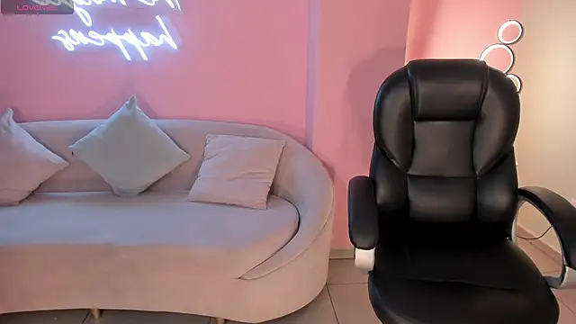 MiaRoberts1 online show from November 4, 2025, 6:40 pm