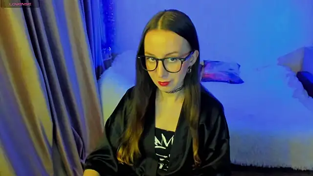 CurlySteph online show from December 4, 2025, 8:28 pm