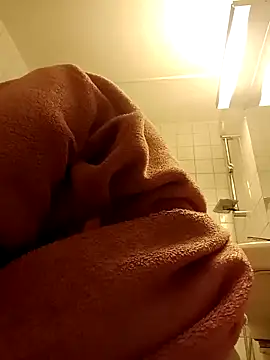 Hottie-Mom online show from December 18, 2025, 9:26 am