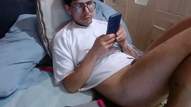 Snapshot of dannnyhot24 chatting on January 5, 2025, 8:11 am dannnyhot24 online show from January 5, 2025, 8:11 am