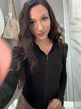 Snapshot of _MiaQueen_ chatting on March 29, 2026, 10:10 pm MiaQueen online show from March 29, 2026, 10:10 pm