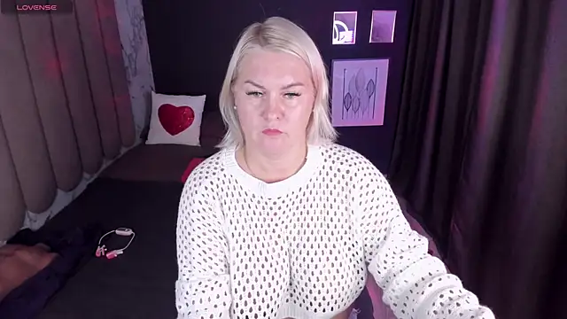 YolandaKiss online show from October 6, 2025, 8:17 pm