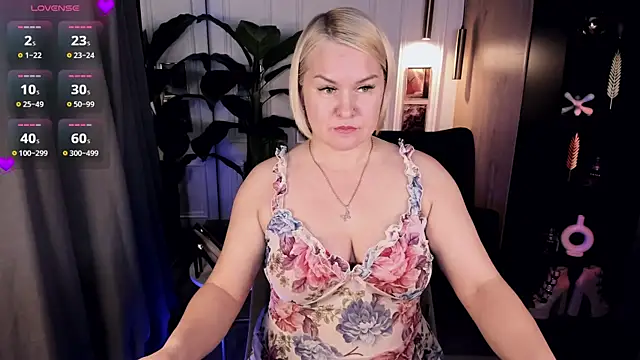 YolandaKiss online show from June 15, 2026, 8:22 pm