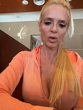 Snapshot of Reyna63 chatting on June 19, 2026, 6:01 pm Reyna63 online show from June 19, 2026, 6:01 pm
